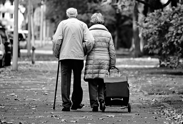 Illustration : personnes âgées allant faire les courses au bras l'un de l'autre - Image parMabel Amber, still incognito... de Pixabay