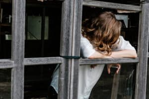 Illustration : une fille regarde par la croisée d'une ruine - photo de Priscilla Du Preez sur unsplash.com