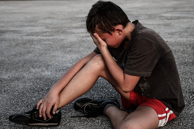 illustration : un garçon, assis à terre, pleure - Image parMichal Jarmoluk de Pixabay