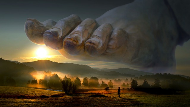 Illustration : un immense pied menaçant d'écraser une petite personne dans un beau paysage - Image parStefan Keller de Pixabay