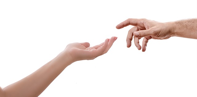 illustration : un photographie de deux mains humaines tendues l'une vers l'autre, comme dans la peinture de Michel Ange. Image parZhivko Dimitrov de Pixabay