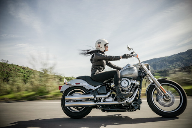 Illustration de liberté : une femme en grosse moto - Photo by Harley-Davidson on Unsplash