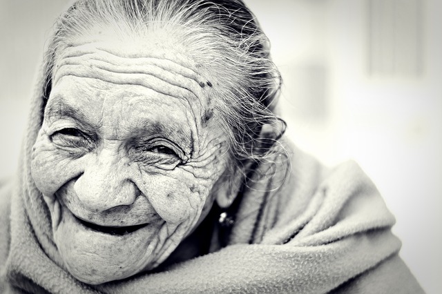 Illustration : femme très âgée et très souriante - Image parFree-Photos de Pixabay