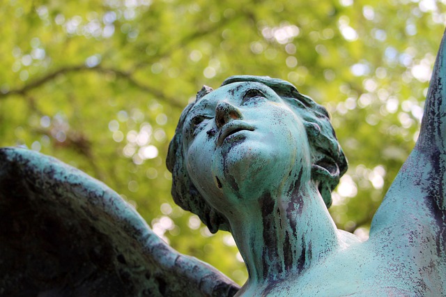 gros plan du visage de la statue d'un ange, représentant l'espérance en Dieu, dans un cimetière - Image parBirgit Böllinger de Pixabay