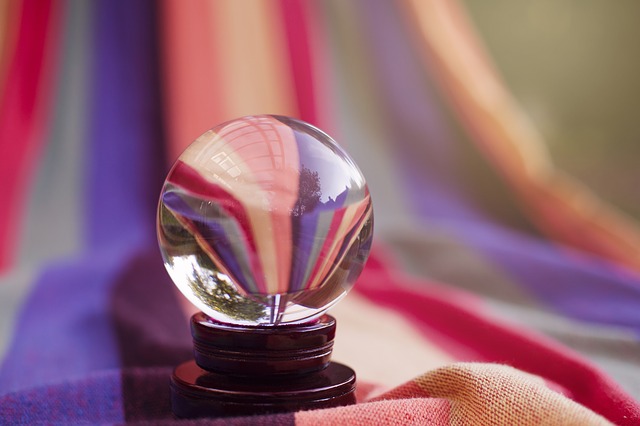 illustration : une boule de cristal - Image parEsi Grünhagen de Pixabay