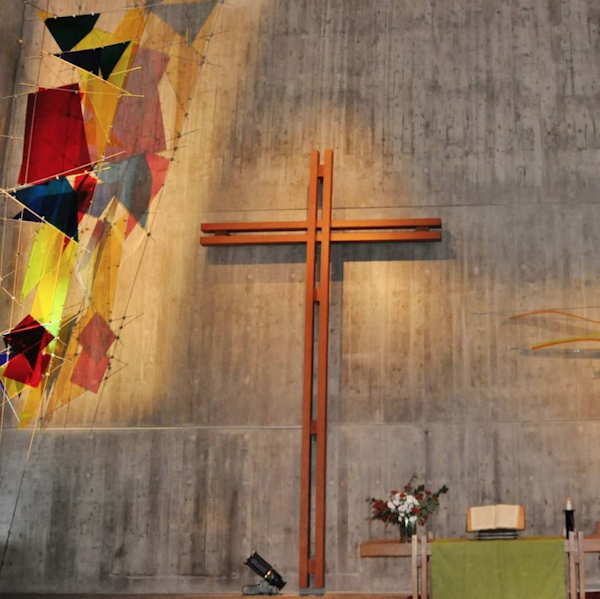 Une belle grande croix dans un temple protestant - photo Eglise Protestante de Genève