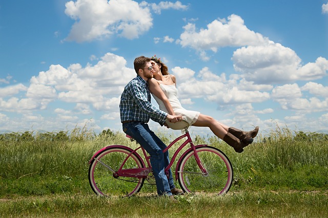 un couple sur un vélo - Image par Karen Warfel de Pixabay