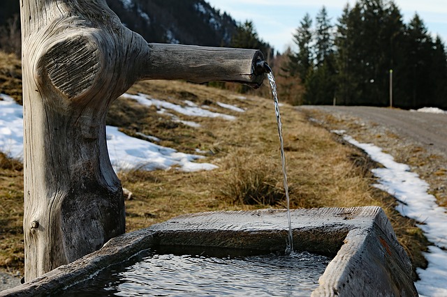 Illustration : une fontaine en montagne - Image parBernfried Schnell de Pixabay