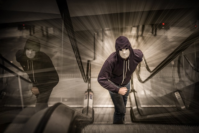 Illustration : un homme menaçant dans un escalier mécanique - Image parRudy and Peter Skitterians de Pixabay