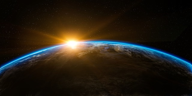 La terre vue d'un satellite, avec le soleil qui se lève derrière - Image parArek Socha de Pixabay