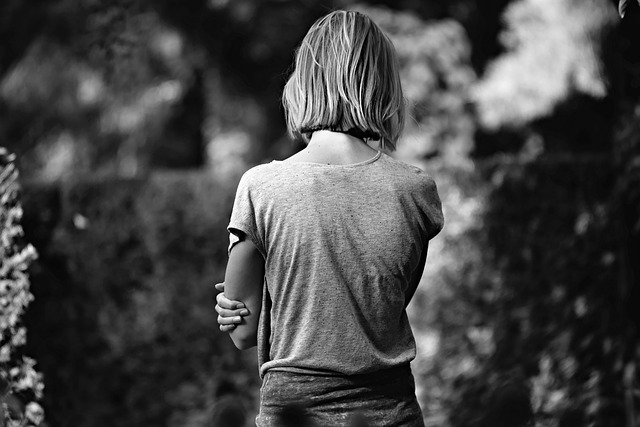 Une femme vue de dos, immobile - Image parMabel Amber, still incognito... de Pixabay