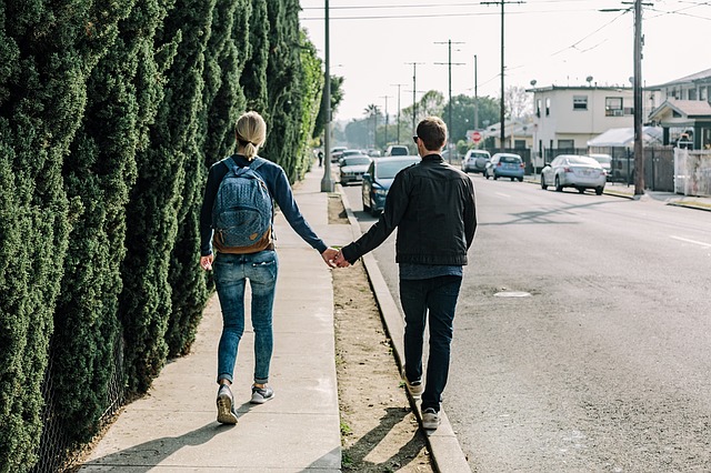 couple se tenant par la main et marchant sur le bord d'une route, assez éloignés l'un de l'autre - Image par Free-Photos de Pixabay
