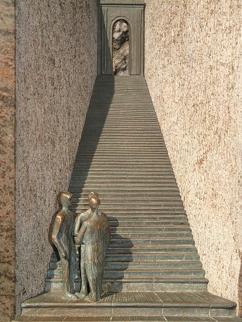 Une œuvre d'art représentant des personnes au pied d'un escalier menant vers une ouverture - Image par Hans Braxmeier de Pixabay