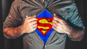 Un homme écarte sa chemise et on voit son costume de superhéros en dessous - Image par Elias de https://pixabay.com/fr/photos/super-h%C3%A9ros-la-chemise-d%C3%A9chirer-2503808/