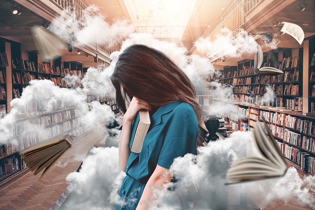 une femme méditative au milieux de livres avec de la brume et de la fumée - Image parJonny Lindner de Pixabay