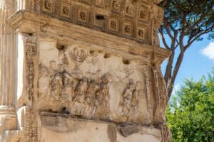 Arc de Titus à Rome gardant la mémoire du sac du temple de Jérusalem par les Romains - Photo de Axel Smid sur https://unsplash.com/fr/photos/gros-plan-dun-batiment-avec-un-arbre-en-arriere-plan-egg6rxoWt0c