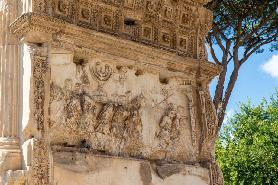 Arc de Titus à Rome gardant la mémoire du sac du temple de Jérusalem par les Romains - Photo de Axel Smid sur https://unsplash.com/fr/photos/gros-plan-dun-batiment-avec-un-arbre-en-arriere-plan-egg6rxoWt0c