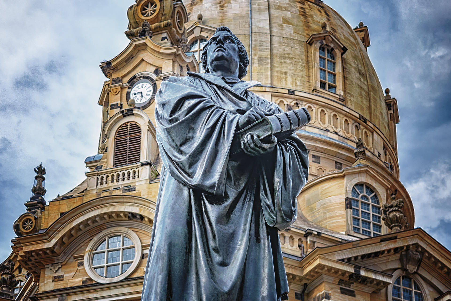statue de Luther à Dresde - Image par Peter H https://pixabay.com/de/photos/dresden-frauenkirche-martin-luther-2041065/