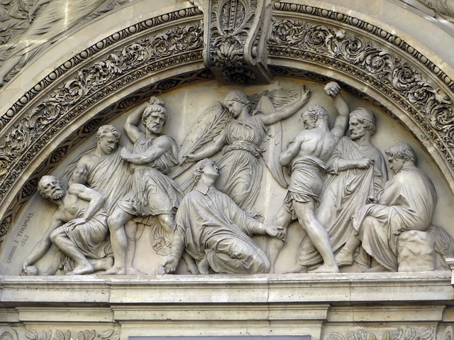 bas relief sur une église à Paris représentant une lapidation - Image par Albert Dezetter de Pixabay