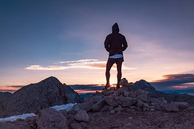 Un randonneur regarde le lever du jour en montagne - Image parFree-Photos de Pixabay