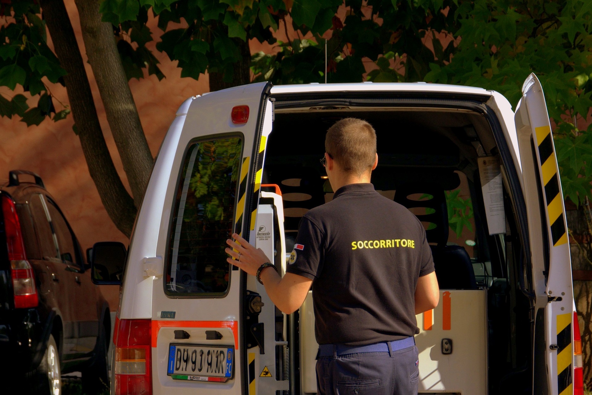 un ambulancier - Image par Gianni Crestani https://pixabay.com/fr/photos/sauveteur-ambulance-infirmier-1754324/