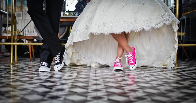 Jambes des marié.es avec des jolies baskets - Image par nihan güzel daştan de Pixabay