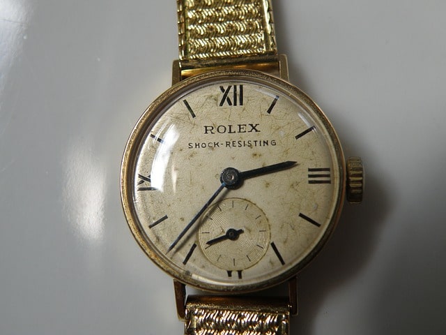 Une ancienne montre Rolex - Image par diegom de Pixabay