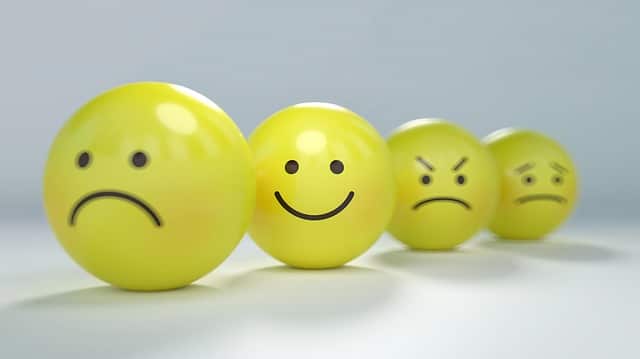 smiley triste, content, en colère - Image par Gino Crescoli de Pixabay