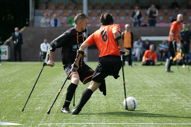 deux unijambistes jouent au foot avec des béquilles - Image par Erik Smit de Pixabay