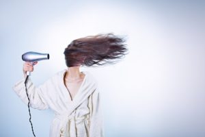 une femme souffle sur sa tête avec un puissant sèche cheveux - Image parRyan McGuire de Pixabay 