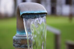 Une fontaine qui offre une abondante eau limpide - Image by &amp;lt; Uwe &amp;gt; from https://pixabay.com/photos/water-tap-source-refreshment-2269335/