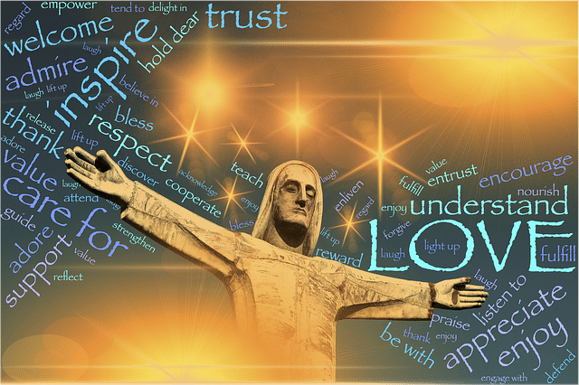 Une figure du Christ ouvrant largement les bras avec mes mots encourageant à la compréhension, l'empathie - Image parJohn Hain de Pixabay