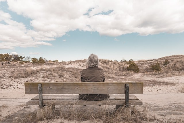 dame âgée assise sur un banc, seule - Image par Free-Photos de Pixabay