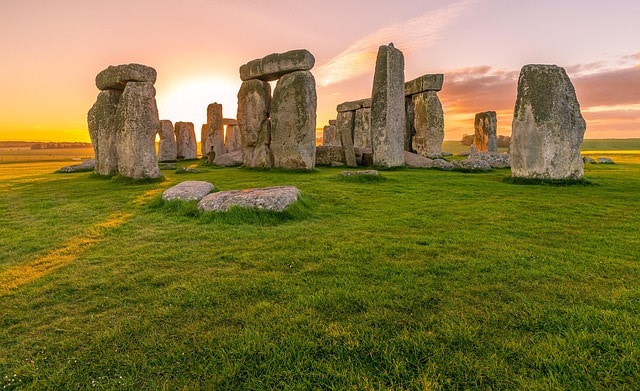 installation de pierres dressées à Stonehenge - Image parSally Wilson de Pixabay