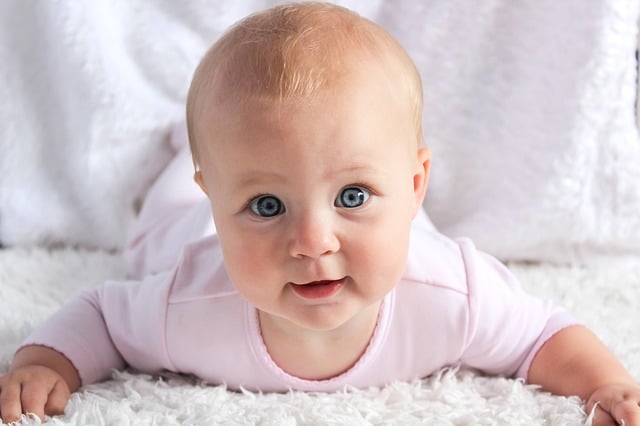 fillette mignonne aux yeux bleus - Image paramyelizabethquinn de Pixabay