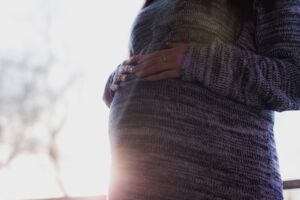 Une femme enceinte baignée de lumière - Photo de freestocks sur https://unsplash.com/fr/photos/femme-tenant-son-ventre-pendant-la-journee-xTedodxYTuQ