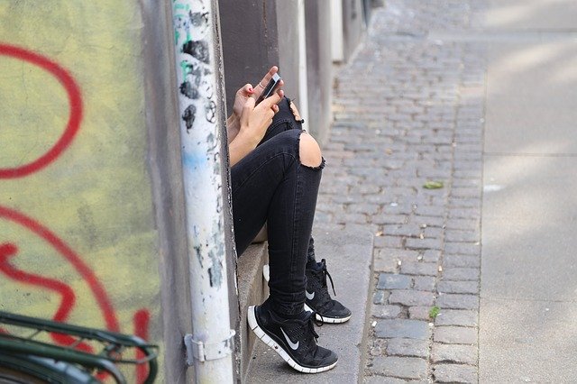 fille envoyant un sms - Image par marcino de Pixabay