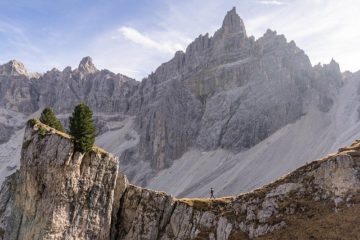 une personne marche seule en montagne sur une crête - Image par rottonara de Pixabay