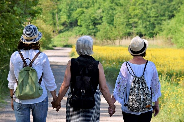 trois femmes de générations différentes marchent comme des copines - Image par silviarita de Pixabay