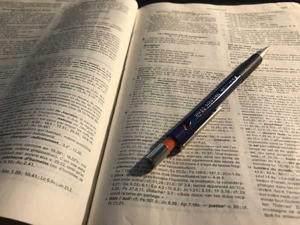 Une Bible NBS et un porte-mine