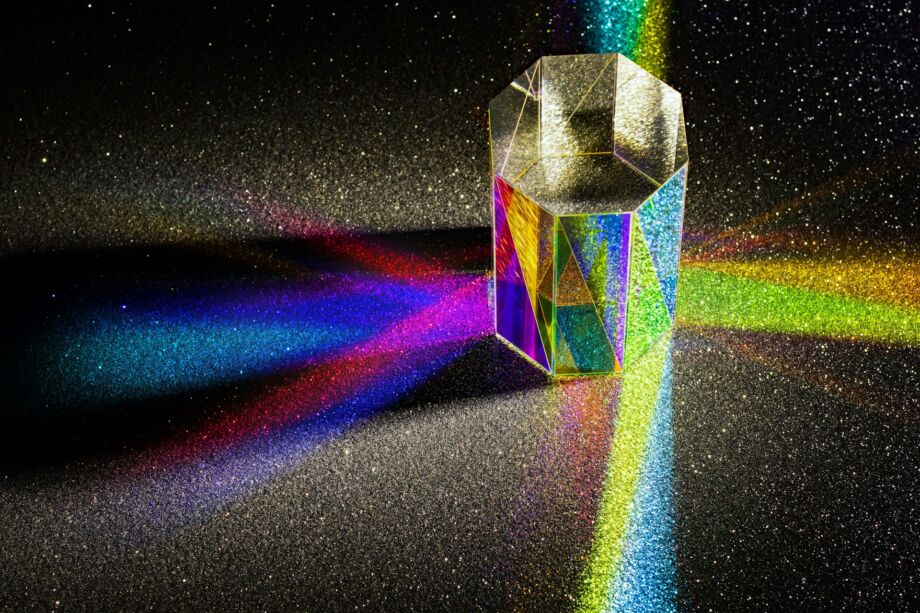 Un prisme de verre diffracte la lumière en différentes couleurs - Photo de David Clode sur Unsplash