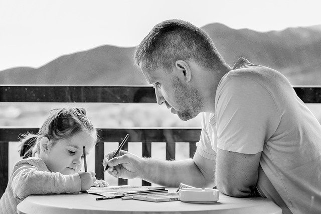 un père enseigne à sa fillette - Image par Daniela Dimitrova de Pixabay
