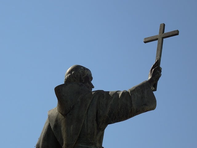 Une statue d'un évangélisateur brandissant une croix - Image par Michel Bertolotti de Pixabay