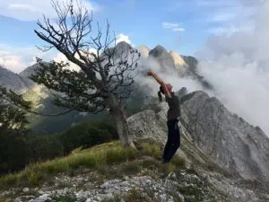 une jeune femme joyeuse à un col en montagne - by Paolo Lottini  https://creativecommons.org/licenses/by-nc-sa/2.0/ http://www.flickr.com/photos/12215612@N06/43079287150