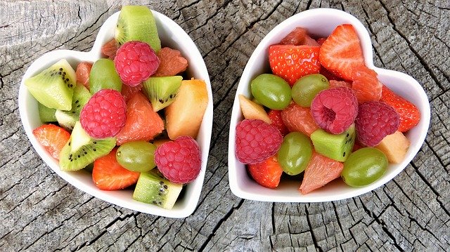 salade de fruits frais dans des coupes en forme de cœur - Image par silviarita de Pixabay
