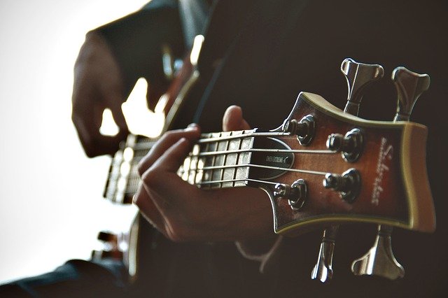 guitariste avec sa guitare électrique en gros plan - Image par Free-Photos de Pixabay