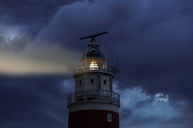un phare dans une nuit d'orages - Image par Susanne Jutzeler, suju-foto de Pixabay