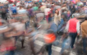 Une personne fixe regarde la foule qui passe avec des personnes floues - Photo de RODRIGO GONZALEZ sur https://unsplash.com/fr/photos/personnes-marchant-dans-la-rue-pendant-la-journee-M8zCQTJZFbU