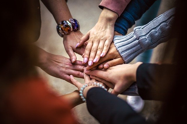 Des personnes unissent leurs mains en signe d'équipe - Image par Bob Dmyt de Pixabay