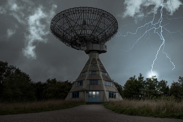 radiotélescope de nuit par temps d'orage - Image par _freakwave_ de Pixabay